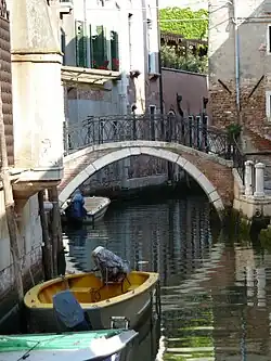 ponte Correr reliant la calle éponyme et le Fondamenta de le Colonete