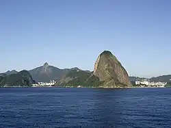 Vue du mont du Pain de Sucre au premier plan avec le Corcovado au dernier plan, sur sa gauche.