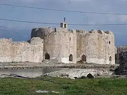 photographie couleurs : une forteresse en pierres grises