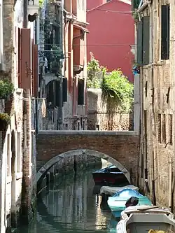 Ponte Raspi ou Sansoni reliant campiello et calle éponymes