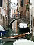 Ponte de Ca' Grimani reliant calle del Magazen et sotoportego de le Erbe