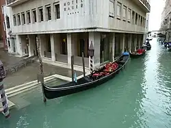 Le rio le long de l'hôtel Bauer