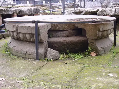 Photographie en couleurs d'une table circulaire en pierre.
