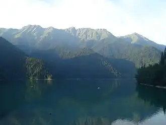 Les montagnes du Caucase entourant le lac Ritsa.