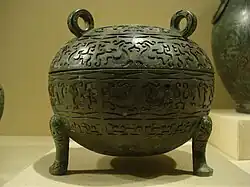 Vase rituel dui pour servir des grains, à décor en forme de dragons dont les incrustations ont disparu.