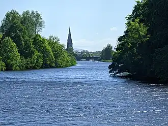 Le fleuve la Moy avec au loin le clocher de la cathédrale.