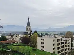 Un immeuble récent sur les hauteurs de Rives.