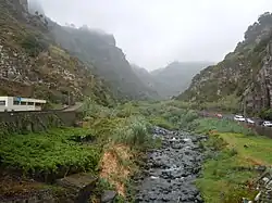 Rivière de São Jorge et le parking d'accès au site.