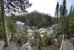 Vue de la rivière des Trois Pistoles depuis le sentier Littoral Basque, en aval du Sault McKenzie (2021)
