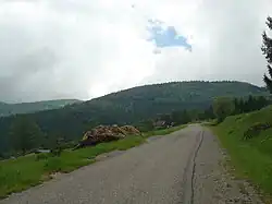 Après avoir passé la ferme-auberge de Landersen. Le Petit Ballon (1&nbsp;272&nbsp;m) apparaît au fond à gauche avec le col et la ferme-auberge de Rothenbrunnen.