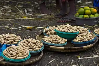 Description de l'image Roadside groundnut market Malawi.jpg.