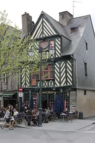 Maison, ty anna tavarn