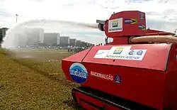 Modèle en action de canon à eau mobile monté sur chenilles.