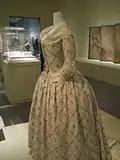 Vue du côté d'une robe à l'anglaise conservée au Metropolitan Museum of Art