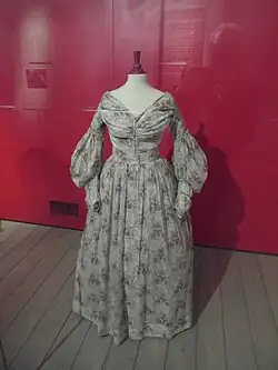 Robe en tissu imprimé (XVIIIe&nbsp;siècle).