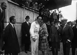 Photo d'un homme, Robert Benoist, le vainqueur de la course félicité à l'arrivée.