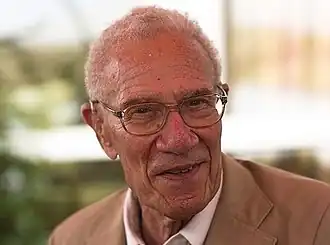 Robert Solow (1974), professeur au Massachussetts Institute of Technology, prix Nobel d'économie 1987.