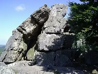 Deux gros blocs de schistes surplombant un panorama.