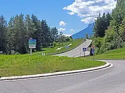 Photo d'un rond-point et d'une route à deux voies.