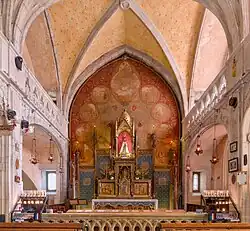 Intérieur de la chapelle Notre-Dame, avec la Vierge Noire au fond.