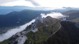 Le château de Rocca Calascio vu d'un drone