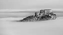 San Leo surgissant de la brume.