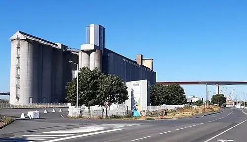 Terminal de Roche-Maurice, silo céréalier de la société Union Invivo.