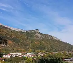 Vue sur Vif avec le rocher de Saint-Loup.
