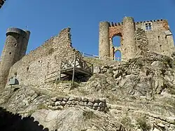Tour ronde du château de Rochebaron (à gauche, parfois appelée donjon, avec sa tourelle d'escalier) et le complexe porterie/chapelle (à droite).