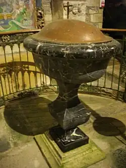 Église Notre-Dame-de-la-Tronchaye : fonts baptismaux.