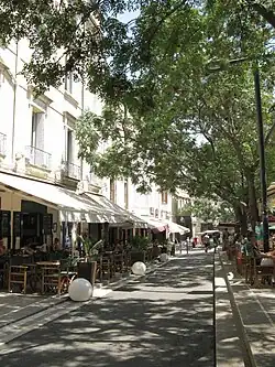 Juillet 2010, vue de l'allée bordant les cafés de la place.