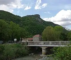 Vue du rocher de Saint-Loup depuis le centre-ville de Vif et la rivière de la Gresse.