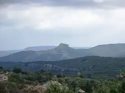 Le Rocher de Sampzon vu des grads de Joyeuse.