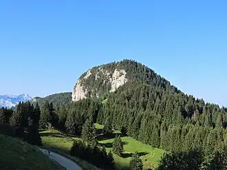 Le rocher du Roux au-dessus du col de l'Aulp depuis le chalet de l'Aulp au nord-est.