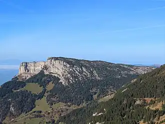 Vue des rochers de Leschaux depuis le col Sous le Buclon au sud.