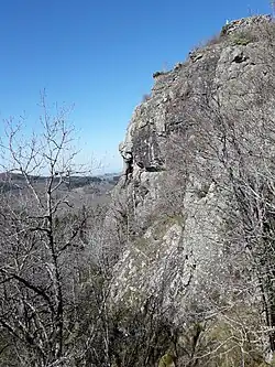 Le Rocher Saint Vincent vu de près et à proximité, les ruines du château sont visibles
