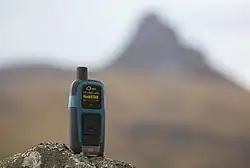 Pour comparaison: géolocalisation de personne: un récepteur du signal gps/glonass/gallileo combiné avec un émetteur Iridium (téléphonie par satellite)