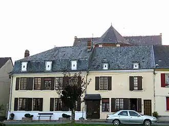 Maisons formant rempart à l'arrière de l'église fortifiée.