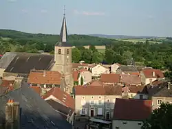L'église Saint-Nicolas et le village.