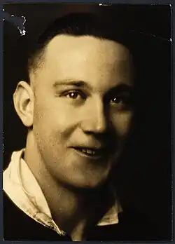 Description de l'image Roderick McCulloch McKenzie passport photo.jpg.