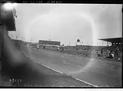 Deux hommes à l'arrivée d'une course sur une piste d'athlétisme.
