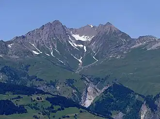 Vue depuis les Arcs au sud-est de la pointe de la Combe Neuve encadrée à gauche par le Roignais et à droite par la pointe de Leisette.