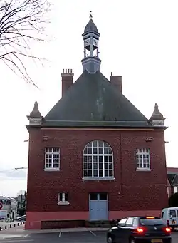 Roisel, façade arrière de la mairie.