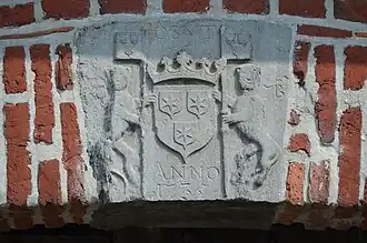 Seigneurie de Rollegem. Clé d'arc portant le blason d'Engelbert-Frederik d’Ennetières. Texte : "OBYT [30] 7b[re] ANNO 1735".