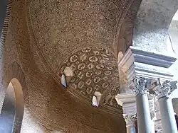 Le déambulatoire et sa voûte à mosaïques.