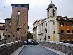 À gauche, la tour, sur l'île Tibérine.