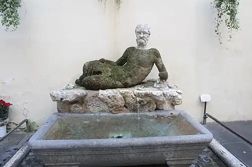 La fontaine en 2020, après restauration.