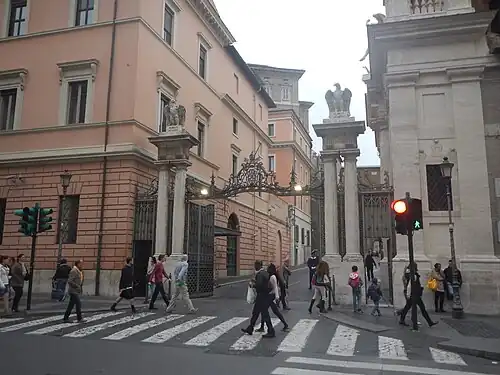 La Porta Sant'Anna, principale point d'entrée routier, gardée par la Garde suisse pontificale.