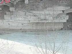 Vestiges des blocs de travertin composant l'éperon inclus dans une maçonnerie plus récente.