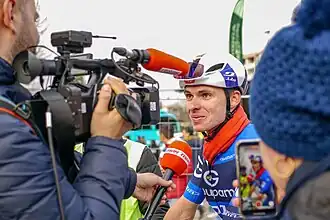 Romain Grégoire répondant à un journaliste de L'Équipe après sa victoire.